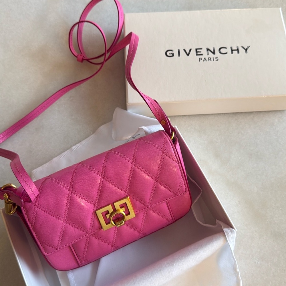 Givenchy leath clutch bag 
Pink leather
Removable strap
Great condition